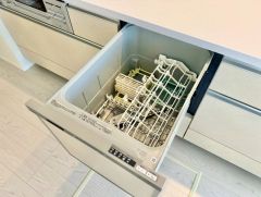 炊事時間を大幅に短縮できる食器洗浄乾燥機付きです＾＾冬場の洗い物による手荒れの悩みも軽減されますね。
