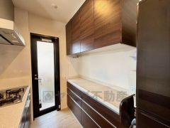 備え付けのパントリーはキッチンパネルに合わせたシックな色合いです＾＾