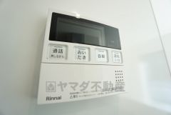 キッチン横からお湯張り、追い炊き、足し湯がボタン一つで楽々操作できる給湯機リモコンです＾＾忙しい夕飯の準備の時間帯に重宝しますね。