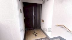 玄関は階段からすぐの場所にあります。