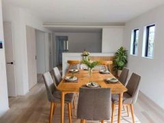 （家具はCGによるイメージとなります。）おしゃれなキッチンを中心とした開放的なリビング。お友達や親せきをお招きするのも楽しみです＾＾