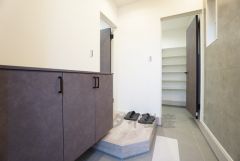 採光も考えられた明るい玄関です。シューズボックス付きなので、家族全員の靴がきれいに整頓できます。