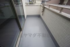 陽当たりの良いバルコニーです。お洗濯やお布団干しはもちろん、日光浴スペースにも。足元は防水工事施工済です。