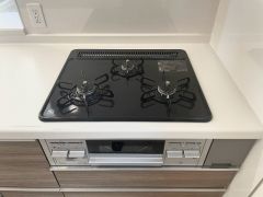 複数の調理を一度に行うことができる3口コンロ。効率よくお料理が出来ます。毎日のお料理も楽しくなりますね＾＾
