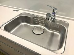 大きなお鍋も楽々洗える幅の広いシンクです＾＾ステンレスシンクなので簡単にお掃除できますよ。洗剤やスポンジもすっきりできる収納付き。