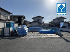 現地（2026年2月）撮影 よかタウンのデザイン住宅新築分譲限定1棟＾＾ 小学校と最寄りスーパーも徒歩15分圏内にあり、快適な住環境です＾＾