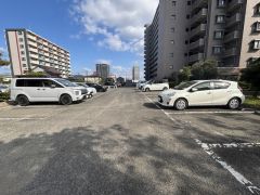 敷地内平面駐車場。（月額5，000円～8，000円）空き状況は管理会社にご確認ください。 平面なので愛車の駐車もラクラク＾＾