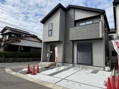 駐車スペースはゆとりある2台分を確保。マイカー用に、お客さま用に、余裕を持ってご利用いただけます。