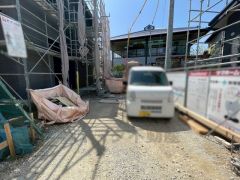 駐車スペース並列で2台分（車種による）あります。