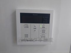 キッチン横からお湯張り、追い炊き、温度調節がボタンで楽々操作できる給湯器リモコンです＾＾忙しい夕飯の準備の時間帯に重宝しますね。