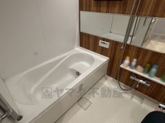 1日の疲れを癒すくつろぎのバスルーム。足を伸ばしてもゆったりと入れるサイズです。お子様と一緒にお風呂に入っても狭くないですね＾＾