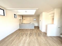 2階リビングは天井が高く、陽当たり良好の為、明るく開放感あふれる空間となっています＾＾