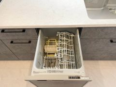 炊事時間を大幅に短縮できる食器洗浄乾燥機付きです＾＾冬場の洗い物による手荒れの悩みも軽減されますね。