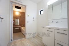 同仕様写真。現況と異なる場合は現況を優先します。三面鏡にハンドシャワー付きで使いやすい洗面台です＾＾鏡裏と洗面ボウル下に収納付きの洗面台なので、整理整頓ができスッキリと使えます＾＾