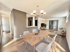 家族が集まる開放的なリビング。思い思いの時間を過ごしたり食事をしたり、素敵な団らんの場になりますね。