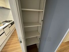 廊下に収納スペースを確保。日用品や趣味の道具入れとして便利です。扉付きなので見た目もスッキリします＾＾