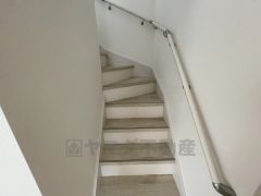 家族の出入りが分かるリビング階段。