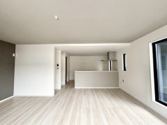 陽当たりの良いバルコニーに面したリビング。 心地よい風と光を感じながら快適な生活が過ごせそうです＾＾