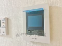 防犯性もばっちり、TVモニター付きインターホン完備。大きなモニターで玄関先を確認できます。録画機能が付いているので不在時の訪問者も確認できて安心です＾＾