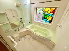 大きな窓付きで明るく開放感のある快適バスルーム（CGによるイメージとなります。）