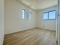 2面採光を確保した明るい室内は、風通しも良く、大変居心地の良い空間となっております。爽やかな風を感じて起きる朝は、快適生活の始まりに。