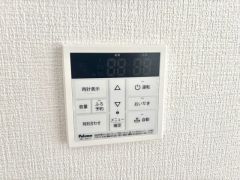 お湯張り、追い炊き、足し湯がボタン一つで楽々操作できる非常に便利な給湯機リモコンです。追い炊きがついていると寒い冬は水道代の節約にもなるので助かりますね