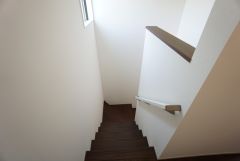 手摺付き階段です。安全に上り下りできますね＾＾
