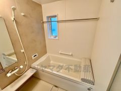 1日の疲れを癒すくつろぎのバスルーム。足を伸ばしてもゆったりと入れるサイズです。お子様と一緒にお風呂に入っても狭くないですね＾＾