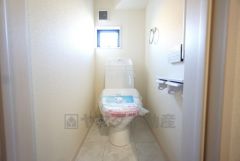 温水洗浄機付トイレです。節水機能もあるので、安心して使えますね。もちろん、1階2階の2ヶ所にトイレがあるので、忙しい朝にもゆとりができますね。