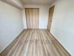 北側5.8帖洋室。大きめのクローゼットがついた使いやすい洋室です。すっきりと整理整頓できるので気持ちよくすごせます＾＾