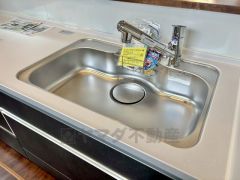 キッチンシンクは洗剤やスポンジを収納出来るラック付き。広さも確保しているので、大きなお鍋も洗いやすいですね。