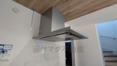 お手入れが簡単なスリム型レンジフードです。調理により発生する油煙や臭いを吸い込み、屋外へ排気してくれます。