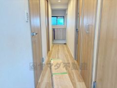 玄関からリビングまでの廊下。