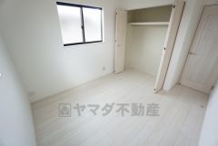暖かい日差しが差し込む洋室。たっぷり収納できるクローゼット付きでお部屋の中をすっきりと快適に保てます。