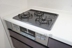 3種類の料理が同時に調理できる、3口ガスコンロ。忙しい夕食の支度時間が短縮できて効率よくお料理が楽しめます。