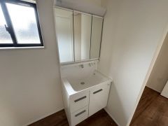 三面鏡裏収納付き洗面化粧台です＾＾ 歯磨きセットやスキンケア用品などの収納にご利用いただけます。 ランドリースペース上部には窓も付いており換気に便利です＾＾