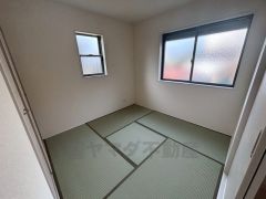 ＬＤＫに隣接する和室です。お昼寝や洗濯物を畳んだり、アイロンをかける作業スペースとしても活躍しそうですね。