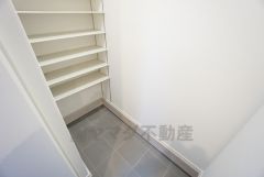玄関にはシューズボックスとSIC付き。ご家族全員分の靴からベビーカーやゴルフバッグなどもしっかり収納できます＾＾