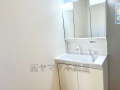 三面鏡にハンドシャワー付きで使いやすい洗面台です＾＾鏡裏と洗面ボウル下に収納付きの洗面台なので、整理整頓ができスッキリと使えます＾＾