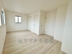 家具を選ばないナチュラルなフローリングとシンプルなクロスです＾＾