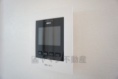 防犯性もばっちり、TVモニター付きインターホン完備。大きなモニターで玄関先を確認できます。録画機能が付いているので不在時の訪問者も確認できて安心です＾＾