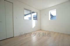 2面採光を確保した明るい室内は、風通しも良く、大変居心地の良い空間となっております。爽やかな風を感じて起きる朝は、快適生活の始まりに。
