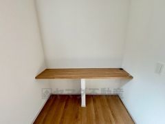 リビングには備え付けのデスクがあり、リモートワークやお子さまの学習スペースとして便利に使えます＾＾