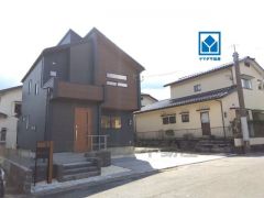 前面道路は約6ｍとゆとりがあります。車の出し入れもスムーズですね。