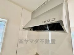 コンロ上には換気扇完備＾＾すぐ横に小窓が設けられているので、換気扇と合わせてWで換気できます＾＾