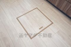 キッチンに床下収納があります。長期保存ができるもの、調理器具、防災グッズを入れておくのもいいですね。