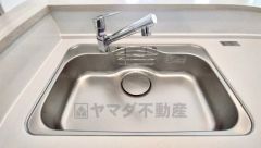 大きなお鍋も楽々洗える幅の広いシンクです＾＾ステンレスシンクなので簡単にお掃除できますよ。洗剤やスポンジもすっきりできる収納付き。