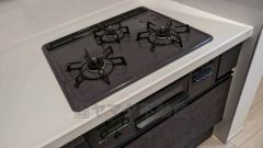 3種類の料理が同時に調理できる、3口ガスコンロ。忙しい夕食の支度時間が短縮できて効率よくお料理が楽しめます。