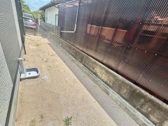 明るい陽射しが降り注ぐ南庭付き。 家庭菜園やガーデニング、休日のくつろぎスペースとしても活用できます