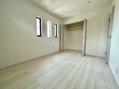 大きめのクローゼットがついた使いやすい洋室です。すっきりと整理整頓できるので気持ちよくすごせます＾＾